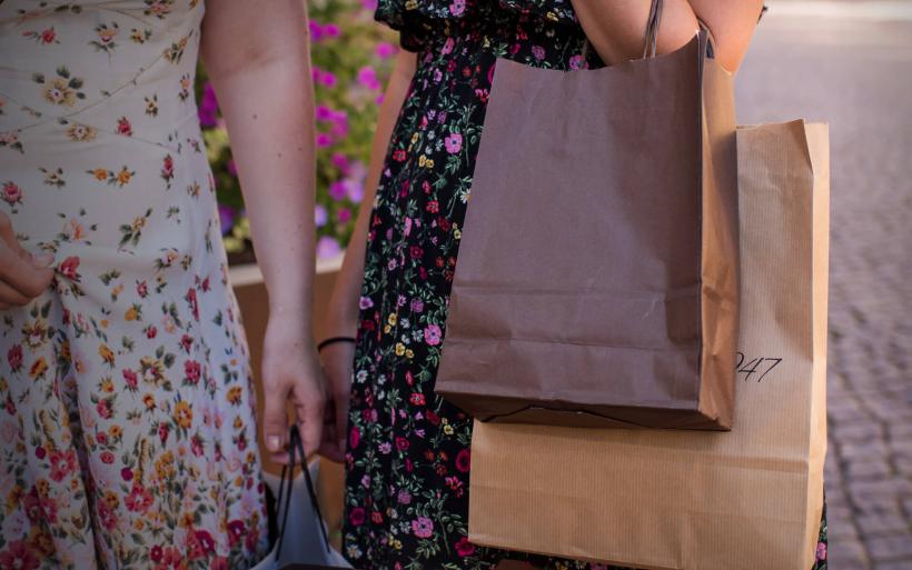 Bild som visar shoppingpåsar i Mariehamn på Åland